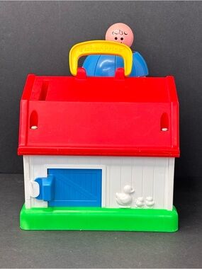 8.5" VINTAGE 1990 FISHER PRICE BARN #1031 MADE IN THE USA W/ ONE PERSON